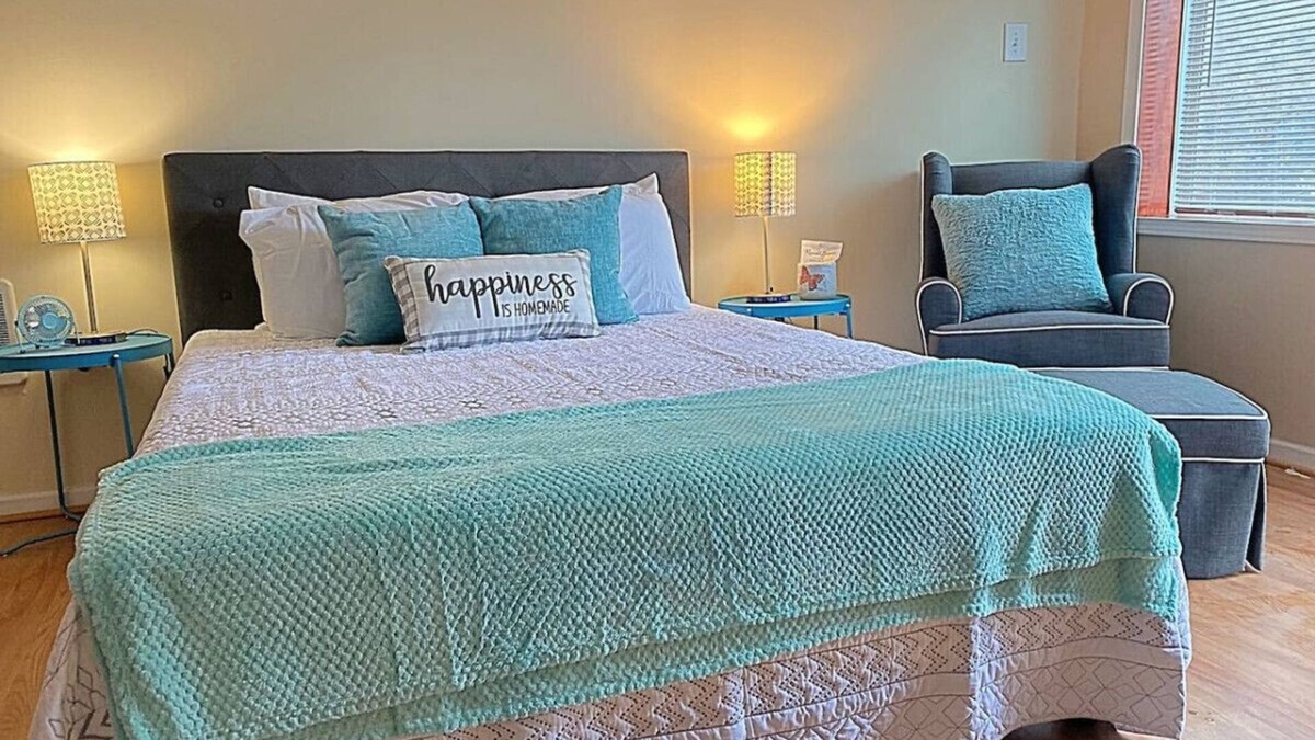 Jeannette Apartment | Charming Studio Jeannette Sleeps 3 Queen Bed