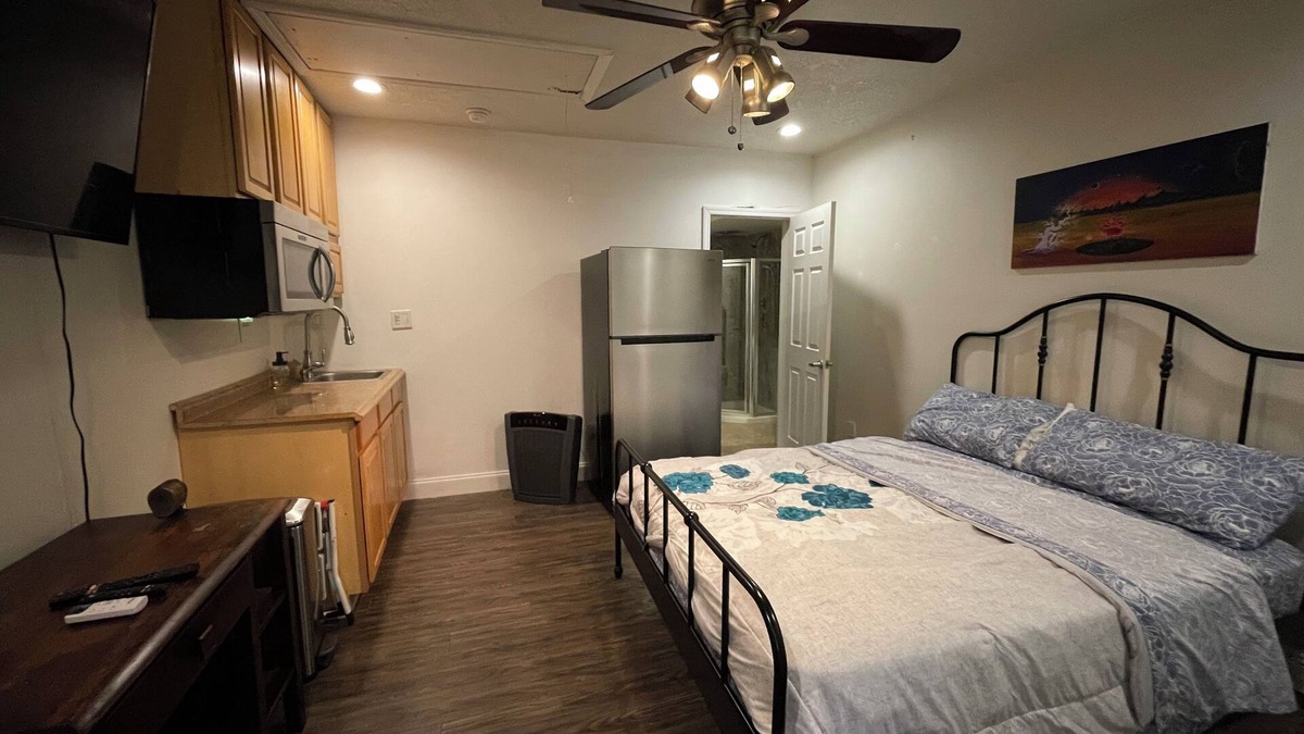 Palm Harbor Apartment | Charming studio & kitchenette in wonderful Palm Harbor with AC & laundry access