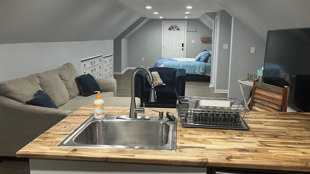 Portsmouth Apartment | Charming studio lounge with WiFi and AC in Portsmouth
