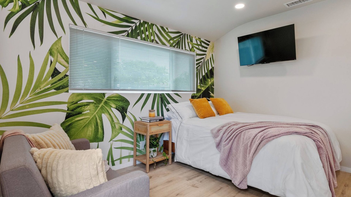 Riverside House | Charming studio near UCR, Downtown & plazas