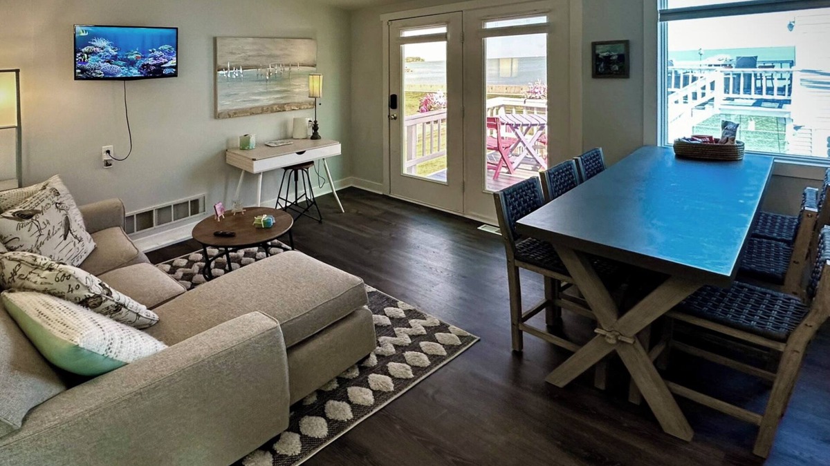 Luna Pier Apartment | Charming studio on the lake with beach access, cozy interior and private entry