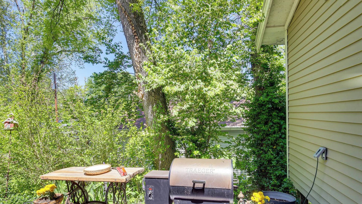 Ballwin Apartment | Charming Studio: Walk to Castlewood State Park!