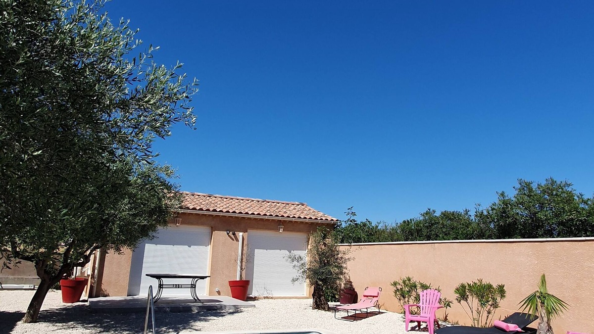Pierrelatte Apartment | Charming studio with terrace and pool. For two people. Dog accepted.