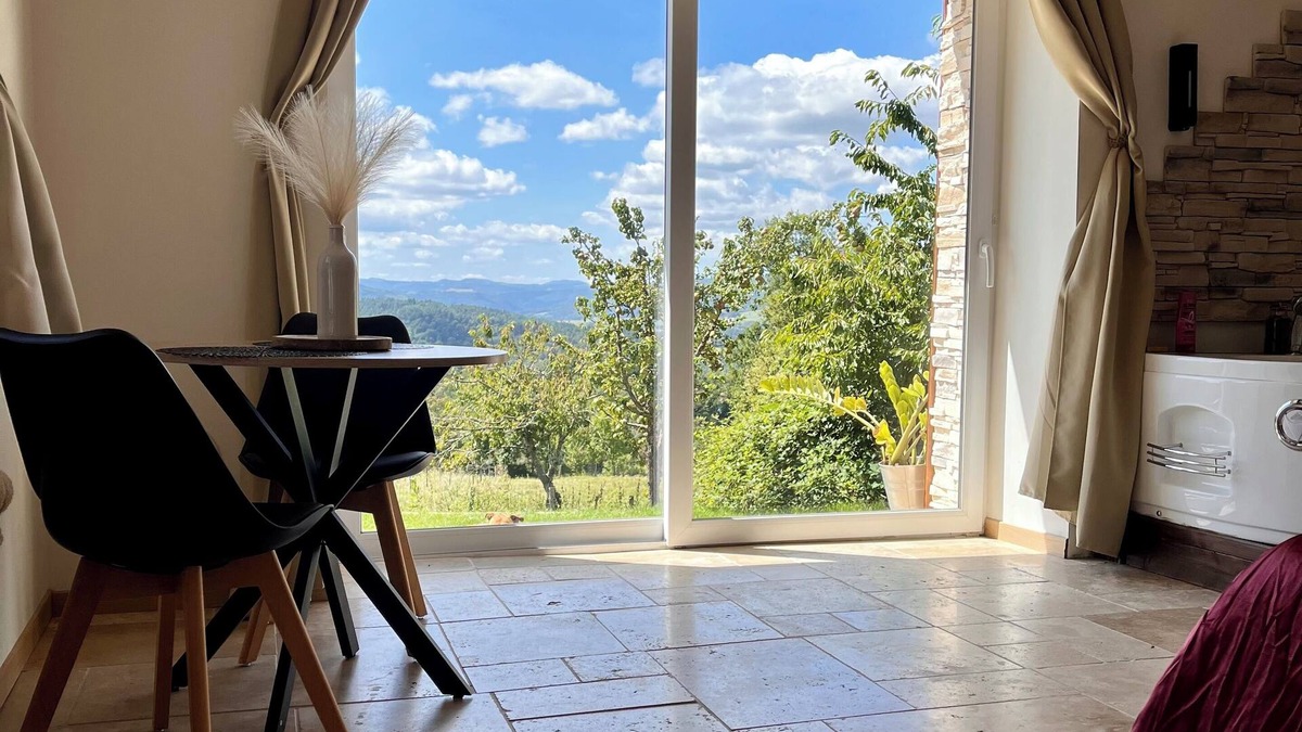 Beaux Other | Charming studio with jacuzzi in the heart of nature.