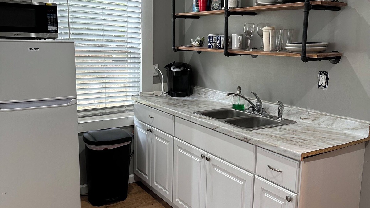 Commerce Apartment | Charming studio with WiFi and AC in terrific Downtown Commerce!