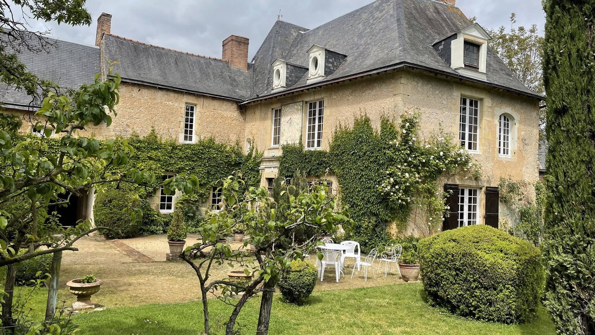 Durtal Bed & Breakfast | Charming suite, sleeps 4, in a quiet garden in Anjou