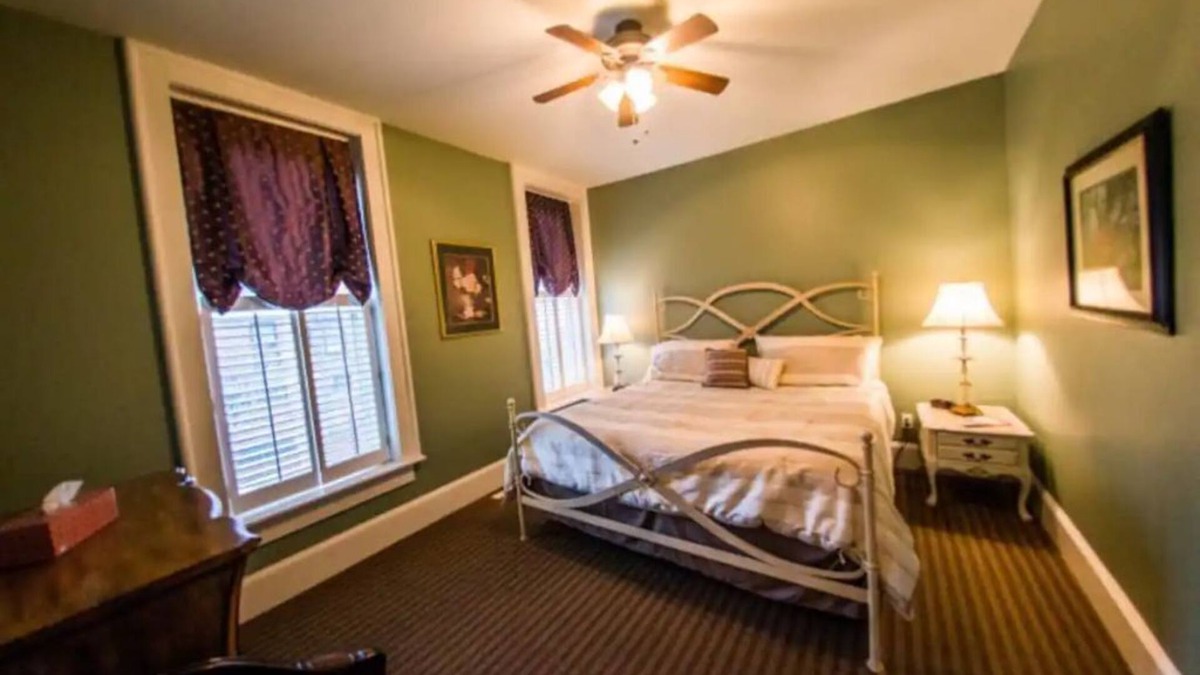 Glendale Apartment | Charming suiteThe Van Cleve-King bed-Spacious