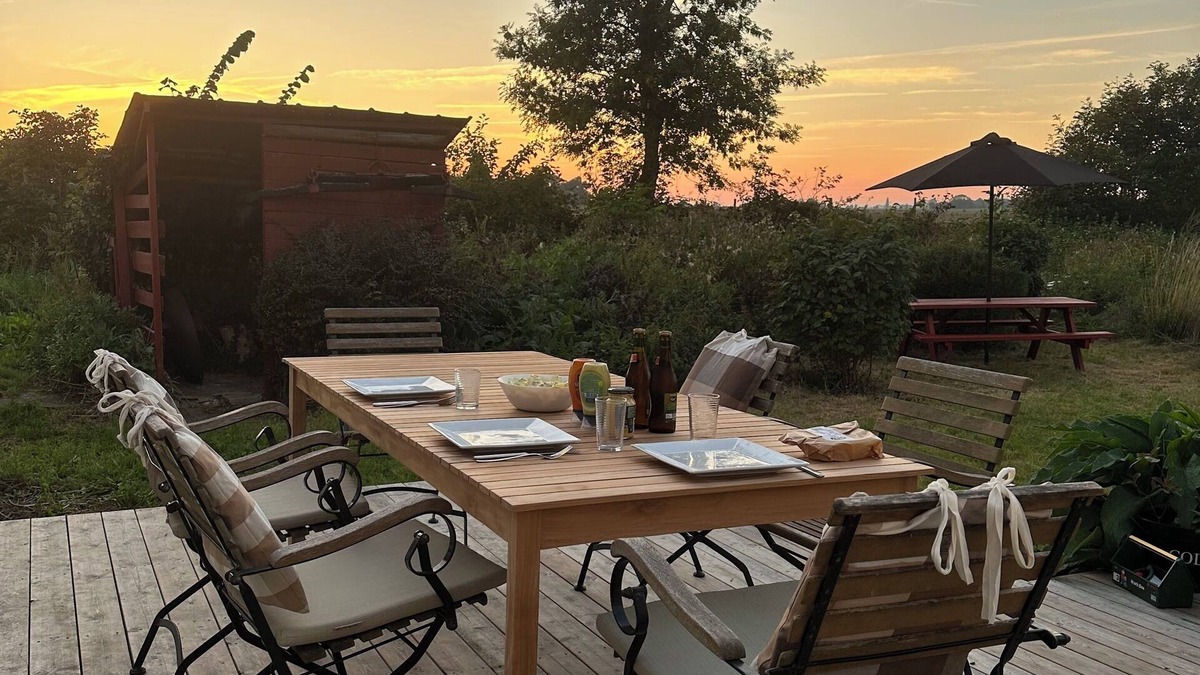 Nakskov House | Charming summer house with thatched roof and large garden. Pet friendly!