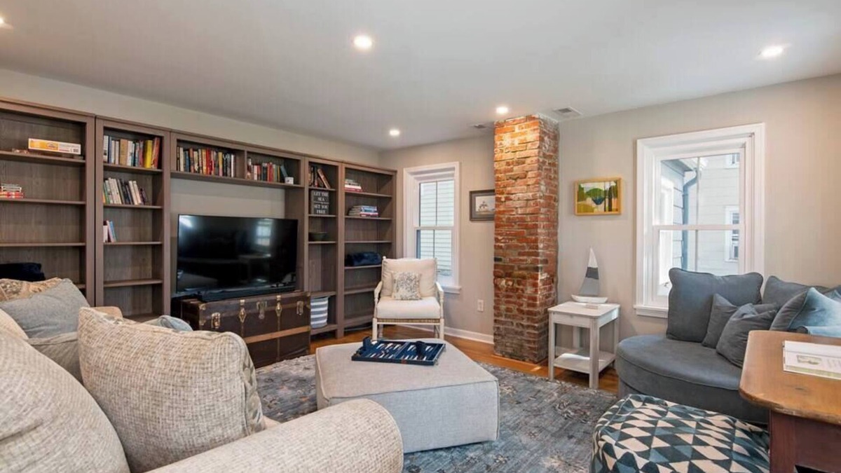 Tilghman House | Charming Summer Cottage – Relax and Unwind Here!