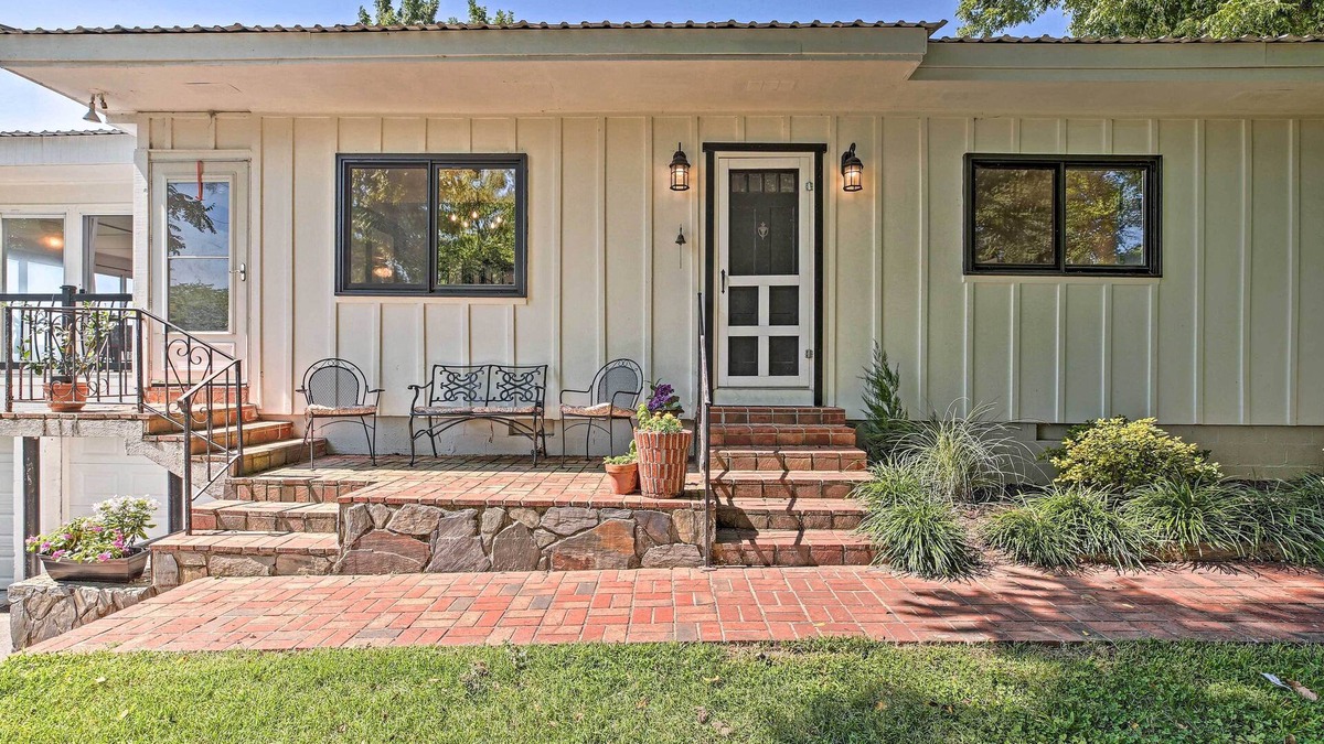 Summerville House | Charming Summerville Home w/Yard & Sunroom!
