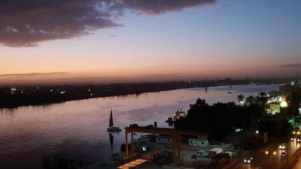 Giza Apartment | Charming sunset,with Panoramic Nile view and pyramid view.