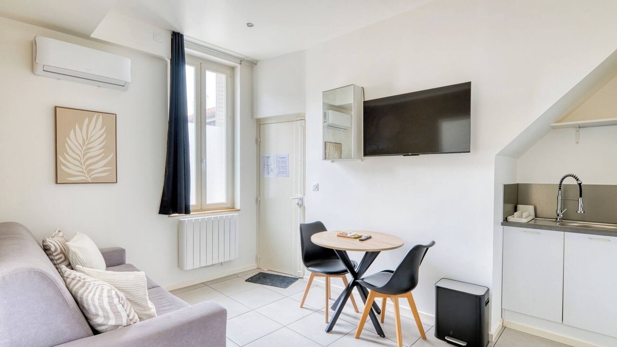 Les Poulettes Apartment | Charming T2 near Lyon!