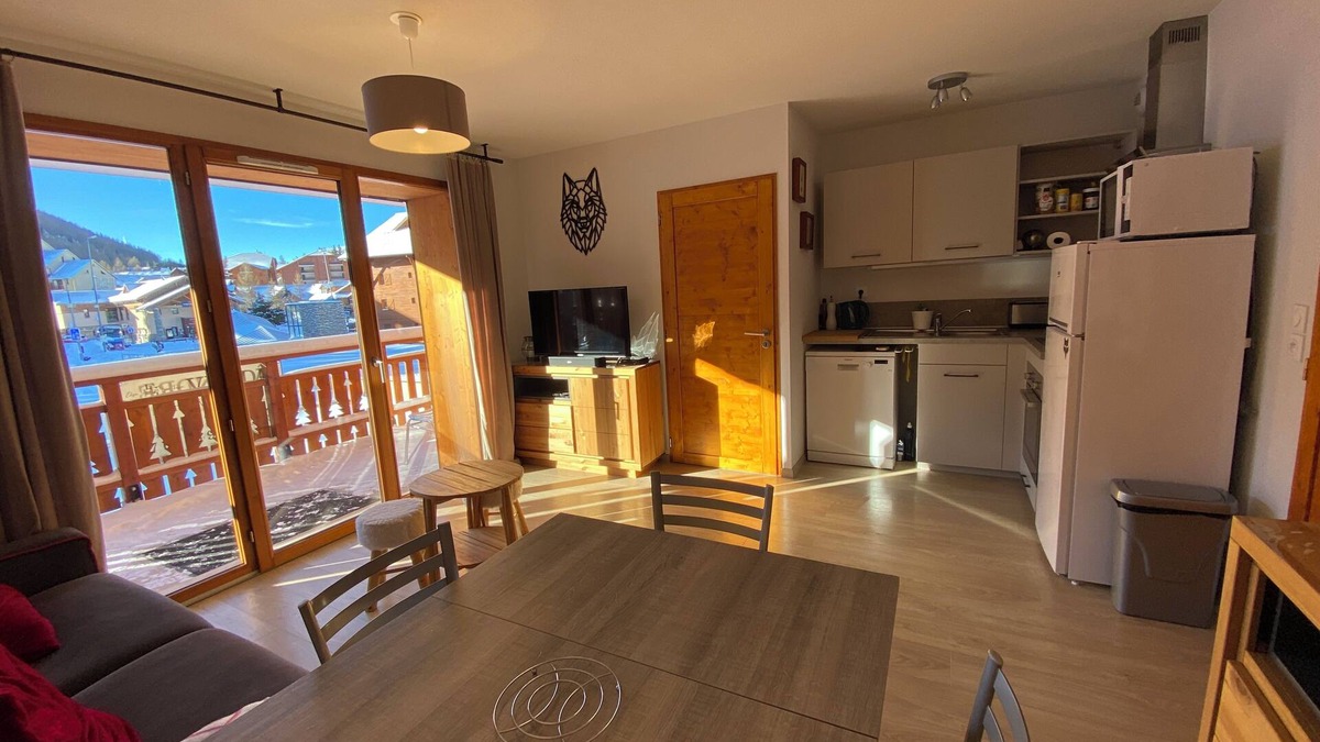 Le Devoluy Apartment | Charming T3 in a residence close to the slopes and shops South-facing balcony