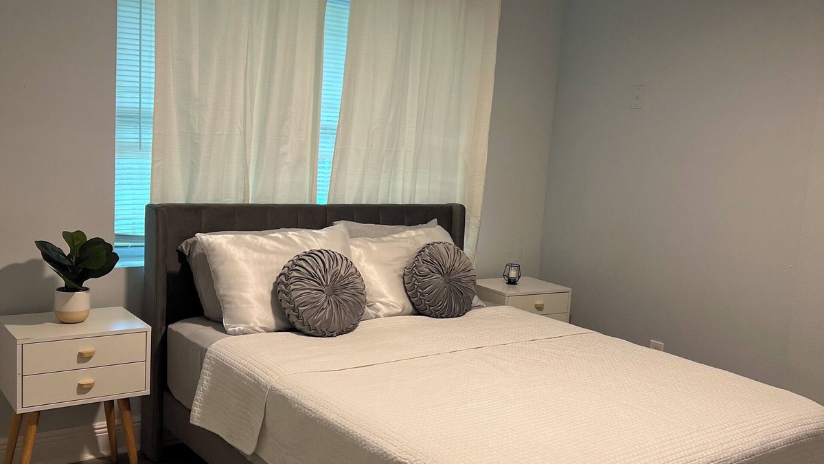 Carrollwood House | Charming Tampa Escape – 2BR. 7 Miles from Busch Gardens