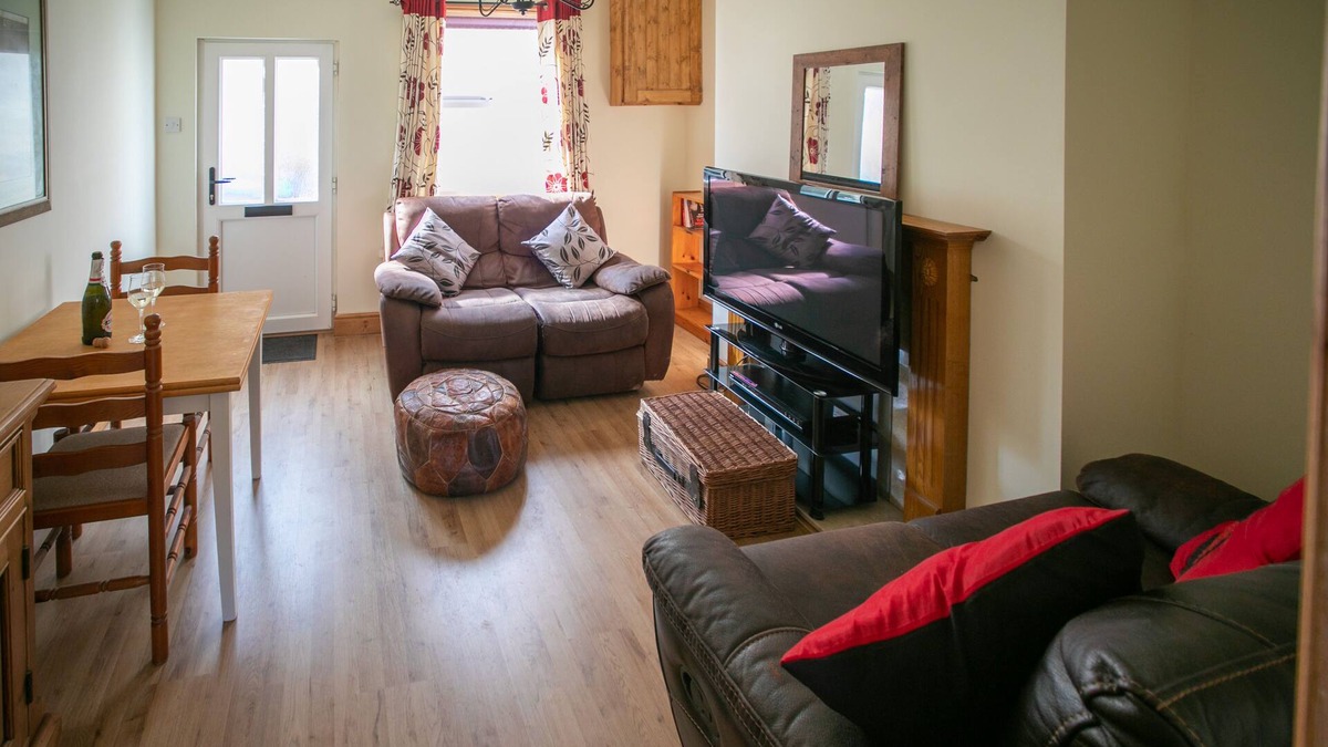 Forsbrook House | Charming terraced cottage close to Alton Towers