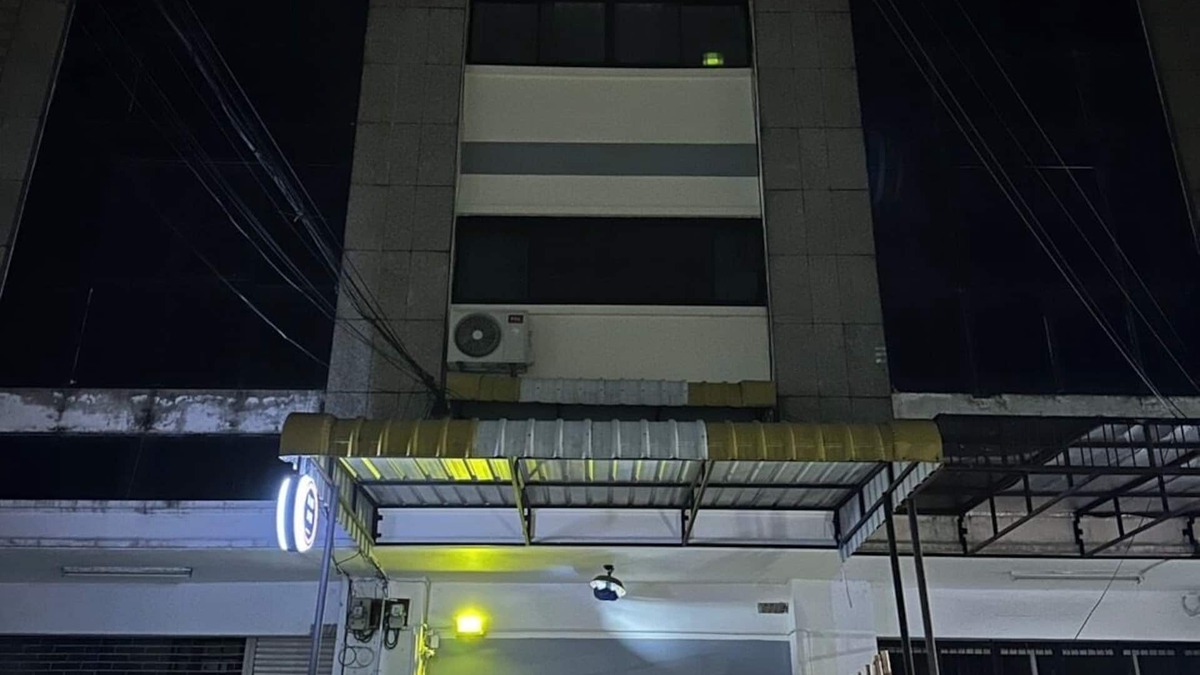 Khlong Toei House | Charming spacious room in enchanting Thong Lo, Bangkok with Full Kitchen