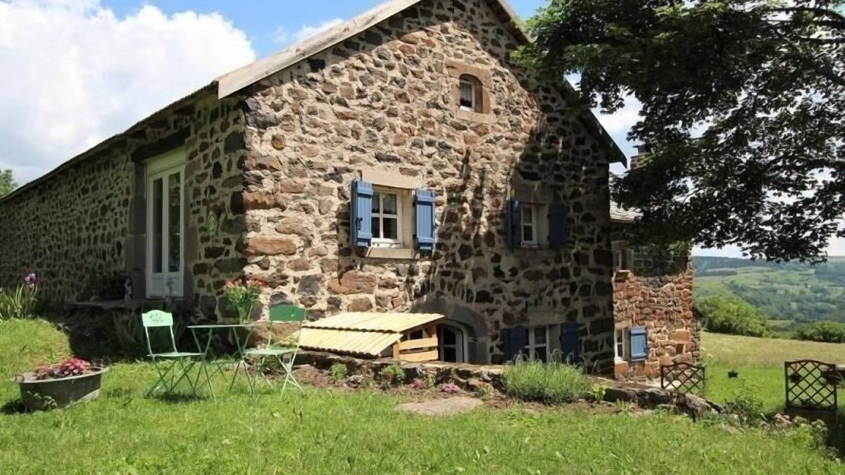 Saint-Front Cottage | Charming Thatched Roof Cottage with Fireplace, Terrace, and Nature Activities Nearby