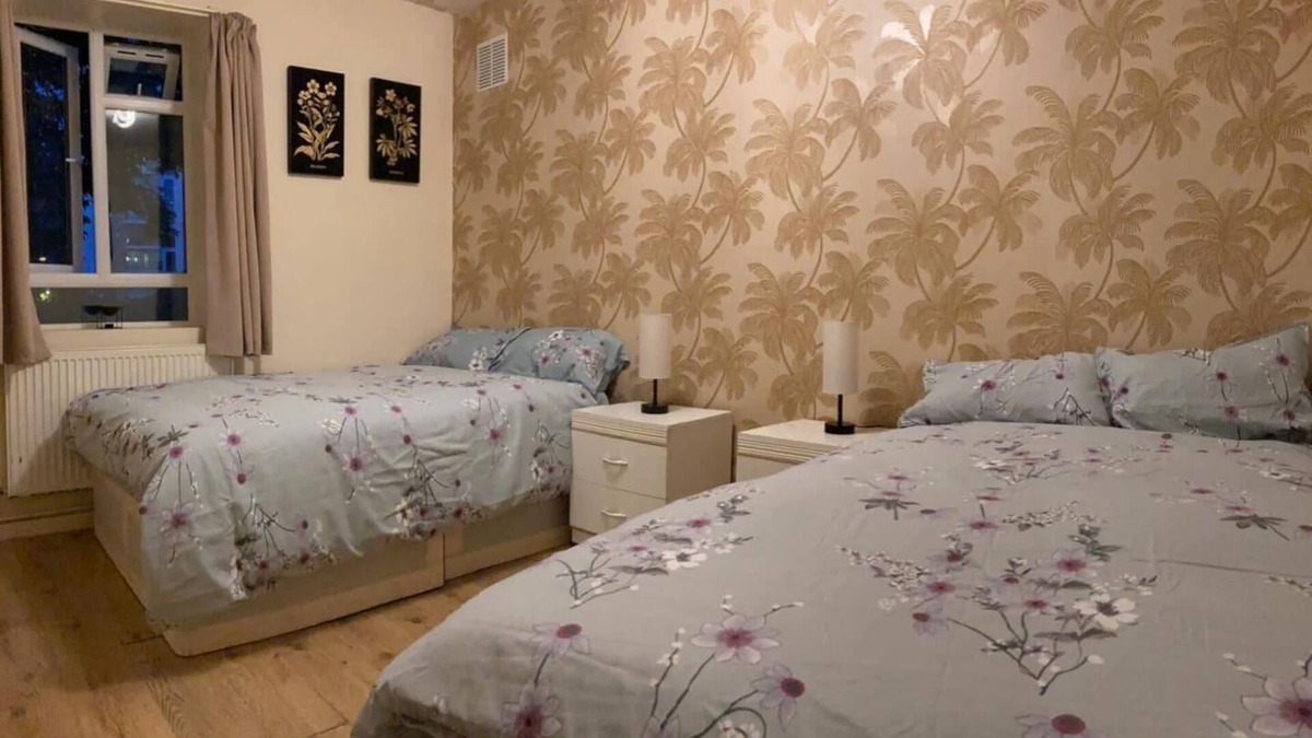 Woodberry Down Apartment | Charming Three Bedroom 5 double Bed Apt in London