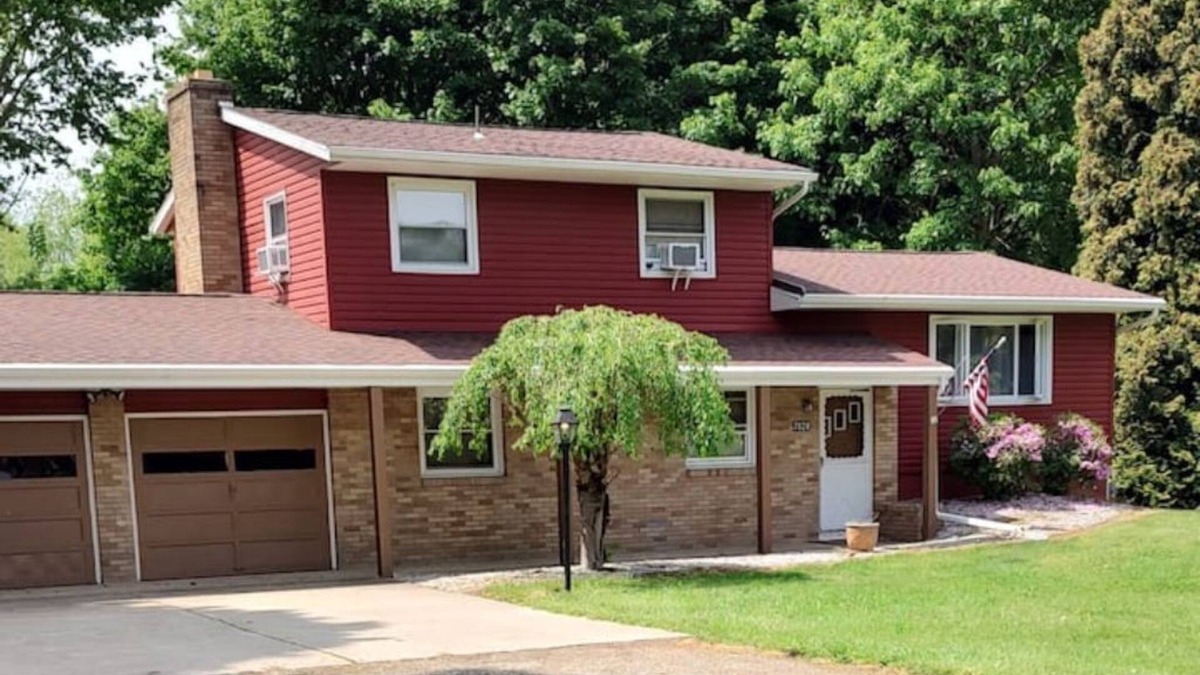 Girard House | Charming three bedroom home with spacious deck, near Elk Creek