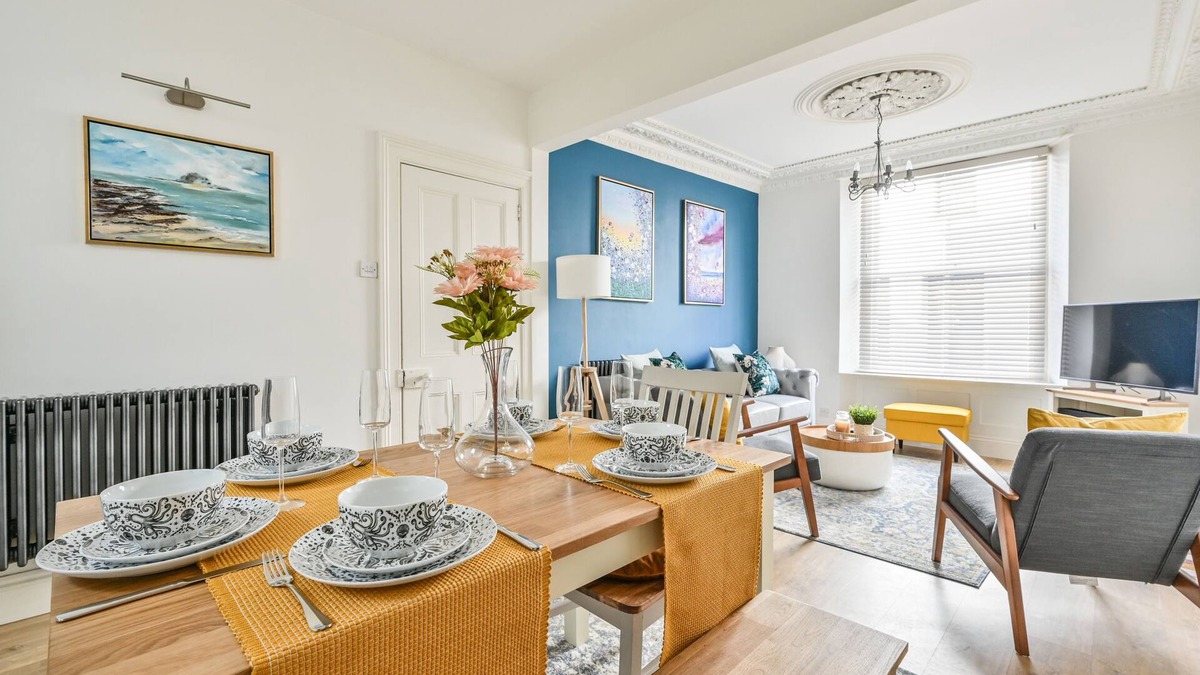 West Looe Cottage | Charming Three Story Townhouse footsteps away from the historic harbour.