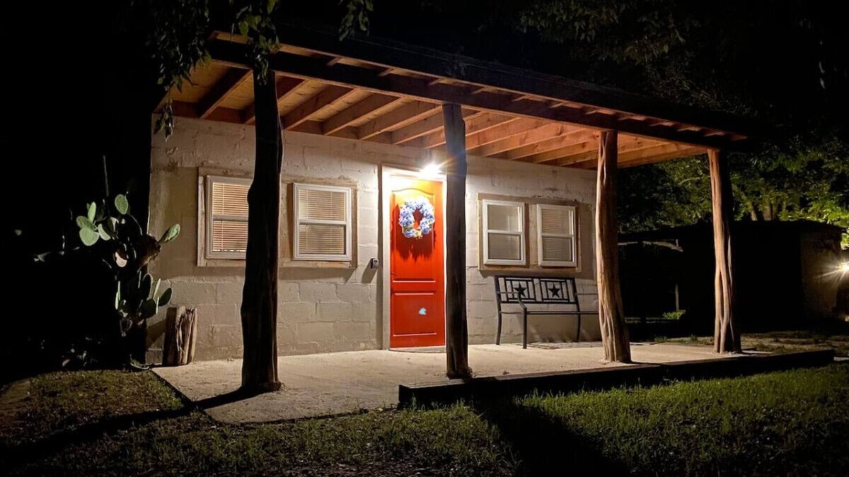Medina House | Charming Tiny Home & Hot Tub, Medina