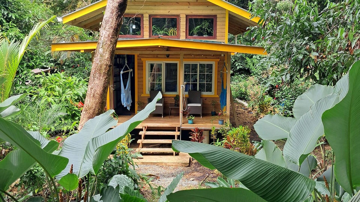 Carenero Island Cottage | Charming Tiny House, 1 minute walk to surf and beaches, peaceful.