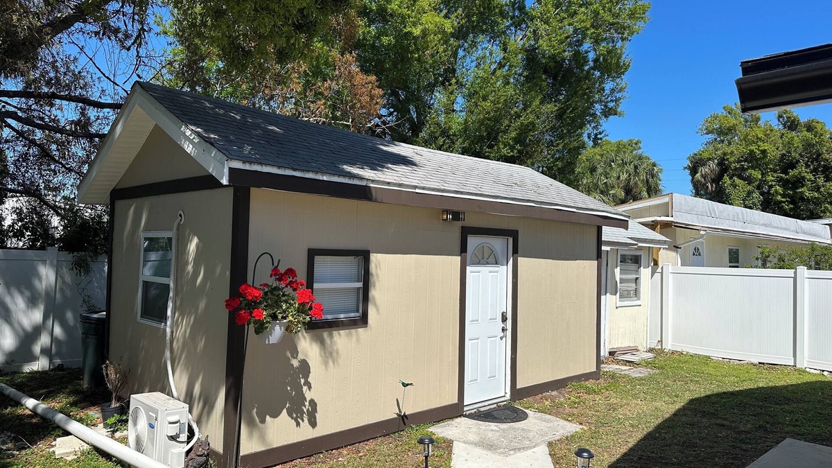 Town N County Park Apartment | Charming Tiny House-studio with WiFi and AC close to Tampa International Airport