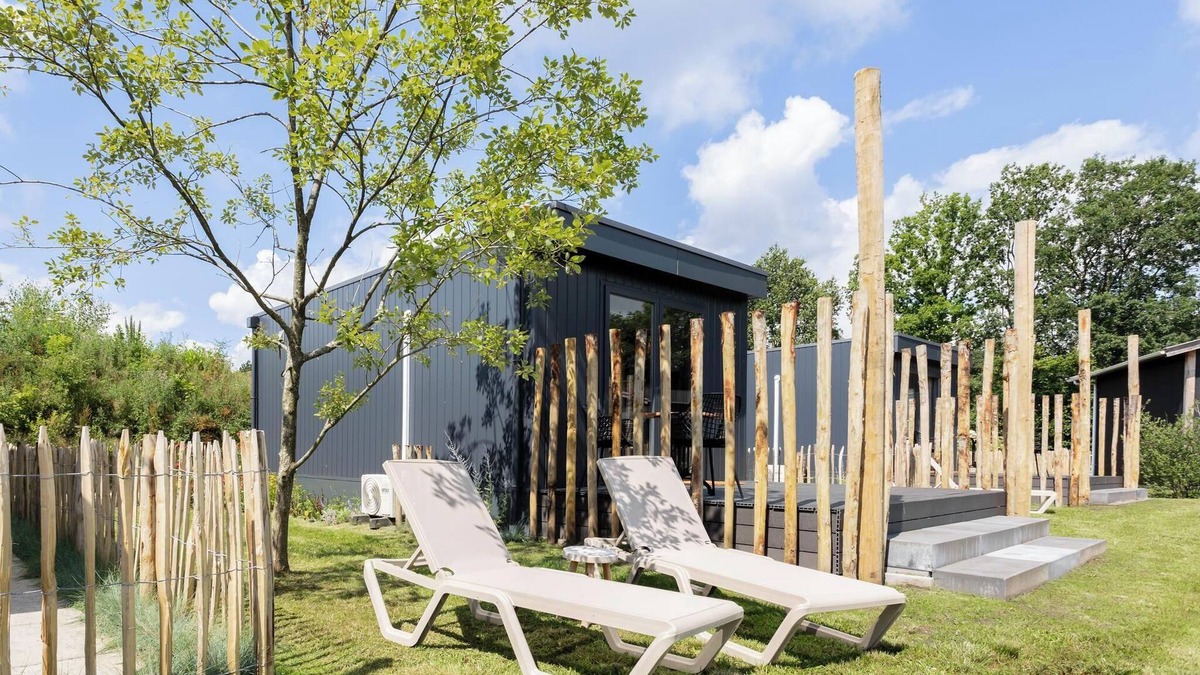 Gasselte House | Charming tiny house with a deck by the water. Relax, enjoy nature near ’t Nije Hemelriek and unwind – from sipping cappuccino in the sun to stargazing by the firepit.