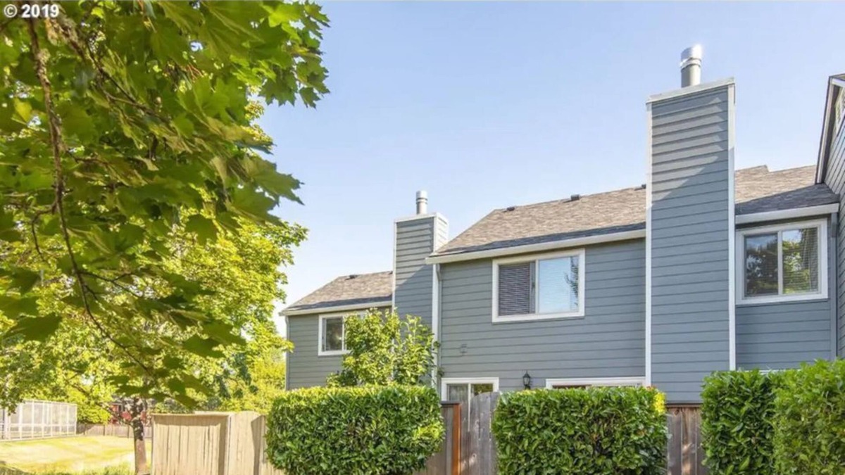 Aloha House | Charming Town-home/ Minutes from Intel, Nike, Supermarkets, Restaurants ,etc