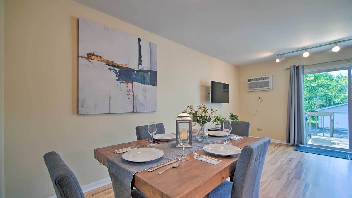 Gurnee House | Charming Townhome < 6 Mi Lake Michigan Beach!