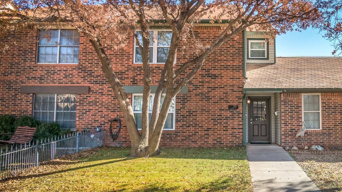 Amarillo House | Charming Townhome with Three Master Suites