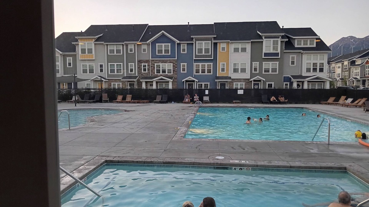 Orem North House | Charming townhome with AC, fitness room, WiFi in brilliant Vineyard