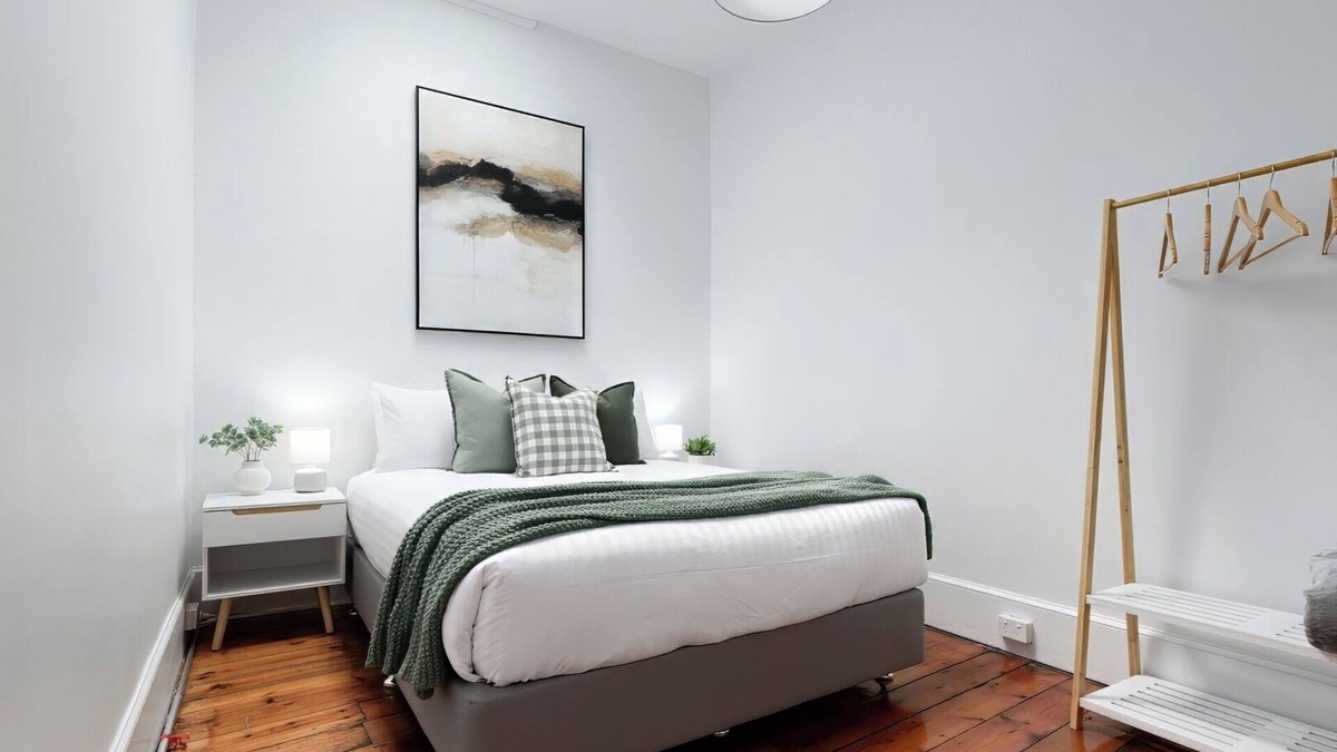 Launceston CBD Apartment | Charming Townhouse Steps Away from Shops