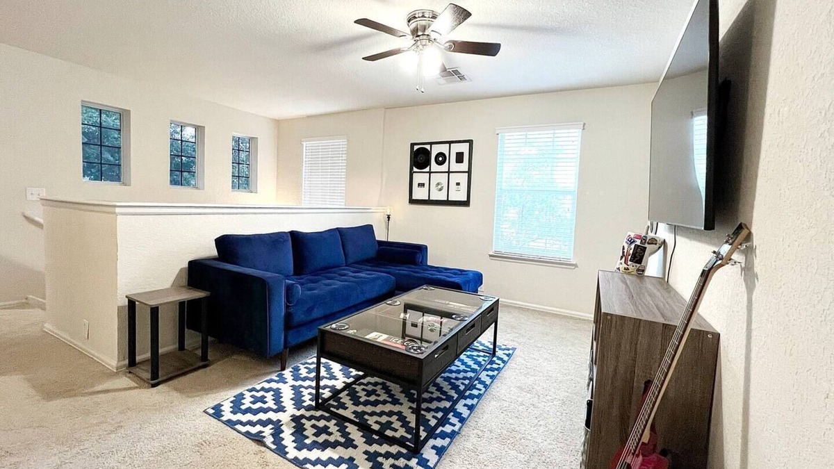 North San Antonio - SAT House | Charming Townhouse - Centrally located for adventures
