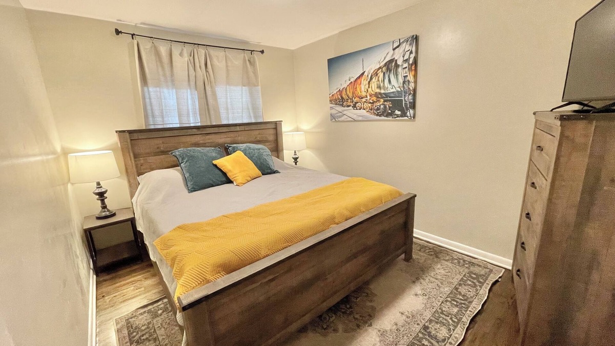 New Castle House | Charming, Trussville 4 Bedroom~ Peaceful Home!~Bham~Pet Friendly~UAB~barbers
