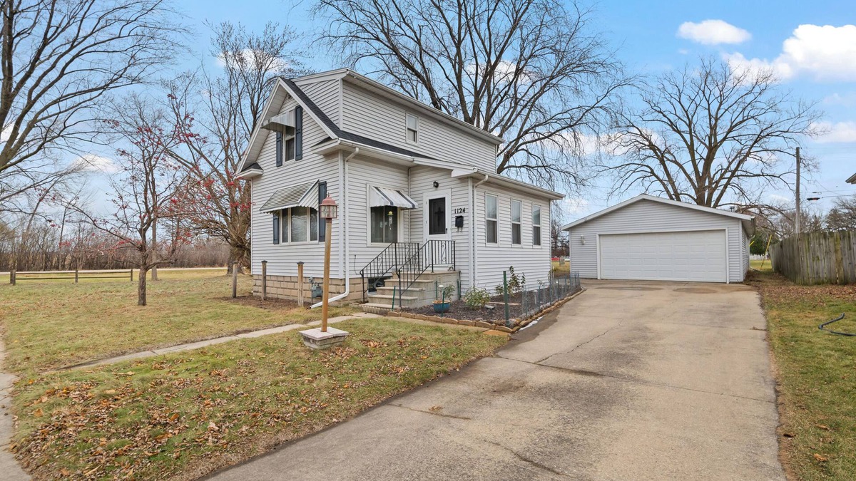 Green Bay House | Charming Two Bed Home Located in Green Bay