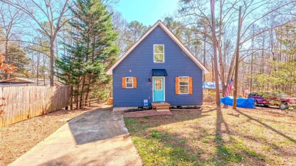 Gumlog House | Charming two bed two bath house with a platform dock on Lake Hartwell