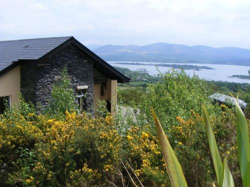 Templenoe House | Charming Two Bedroom Cottage with Magnificent Sea Views. 10 minutes from Kenmare