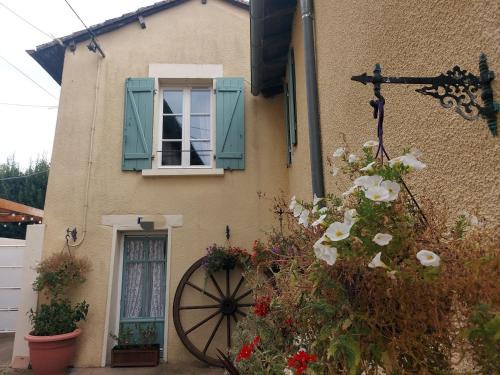 Confolens House | Charming two bedroom gite with beautiful gardens