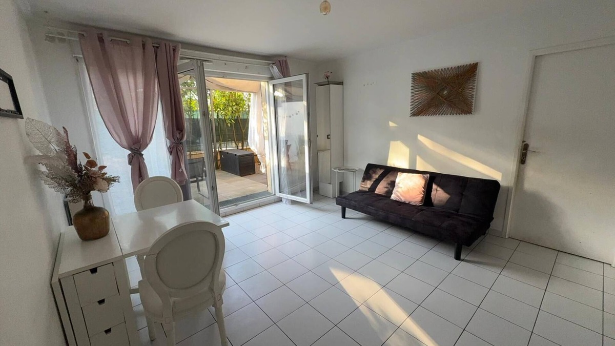 Neuilly-sur-Marne Apartment | Charming two-room apartment with large terrace. Secure, quiet residence.
