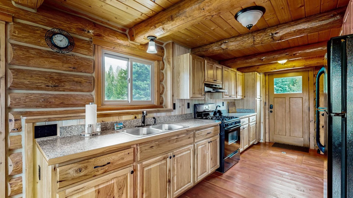 Polebridge Cabin | Charming two-story cabin with a wood stove - near Glacier National Park