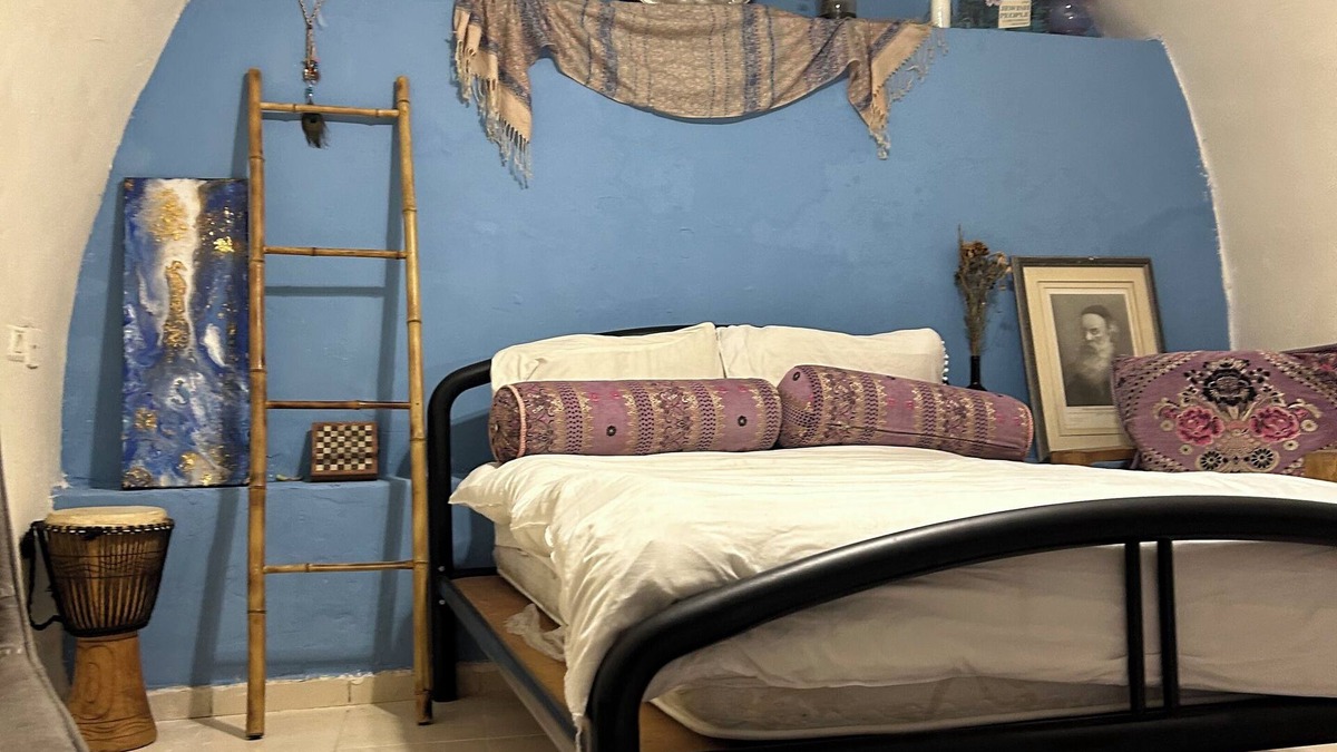 Artists Colony Bed & Breakfast | charming Tzimmer steps above the HaAri Mikvah and views of Meron