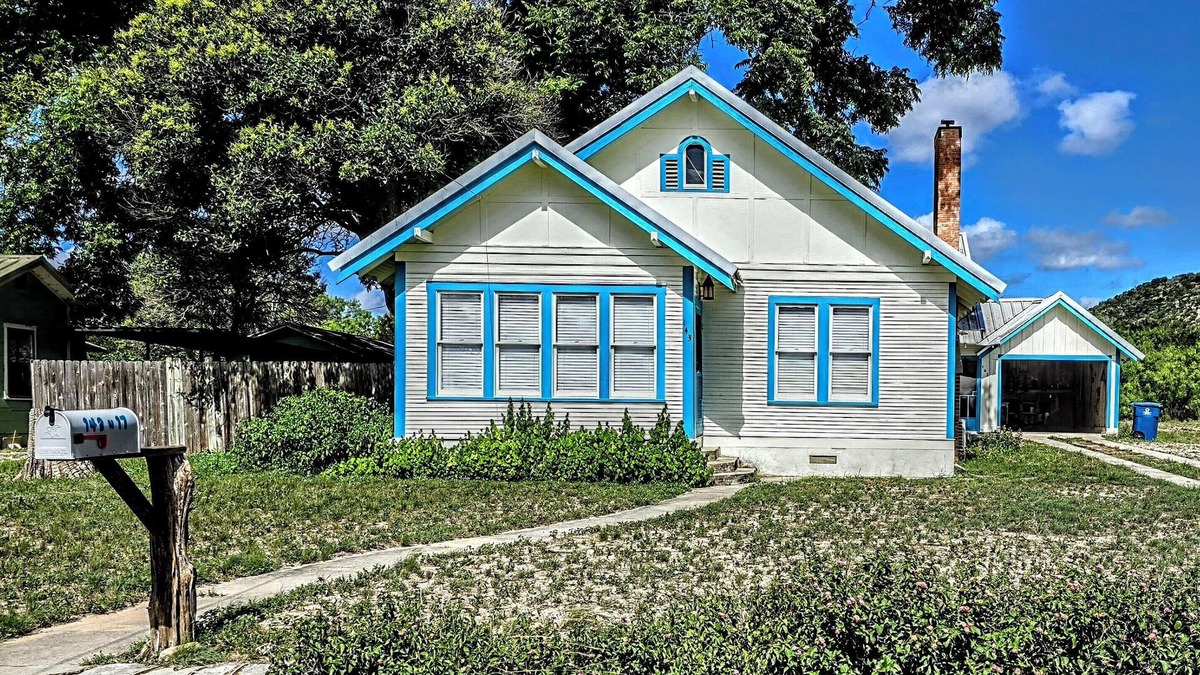 Junction House | Charming, unique 3-bedroom house in Junction with AC, WiFi, Pet Friendly
