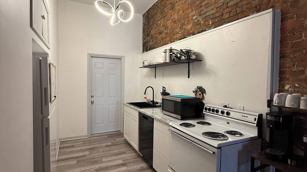 Martin Apartment | Charming upper apartment in downtown Elmore with WiFi, AC, & Work space