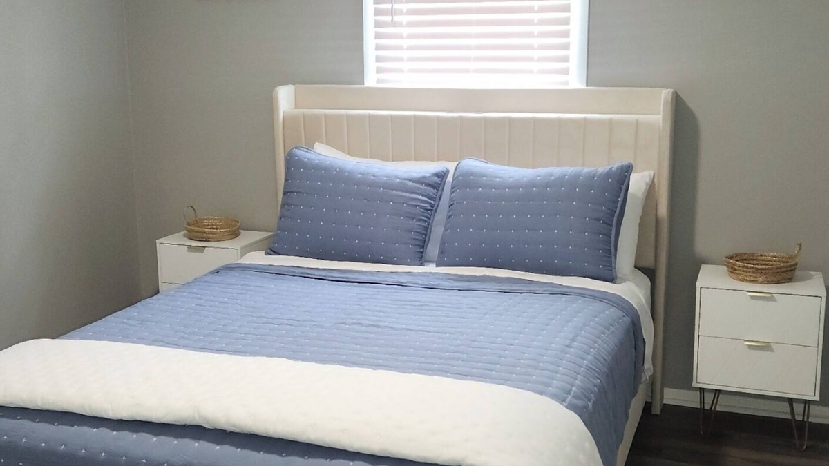 Grafton House | Charming upper level of 3-bedroom house in Grafton, IL