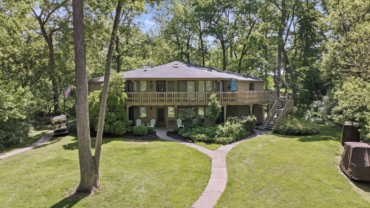 Fontana Condo | Charming 2BR condo in Fontana-on-Geneva Lake with WiFi, AC with Golf Cart