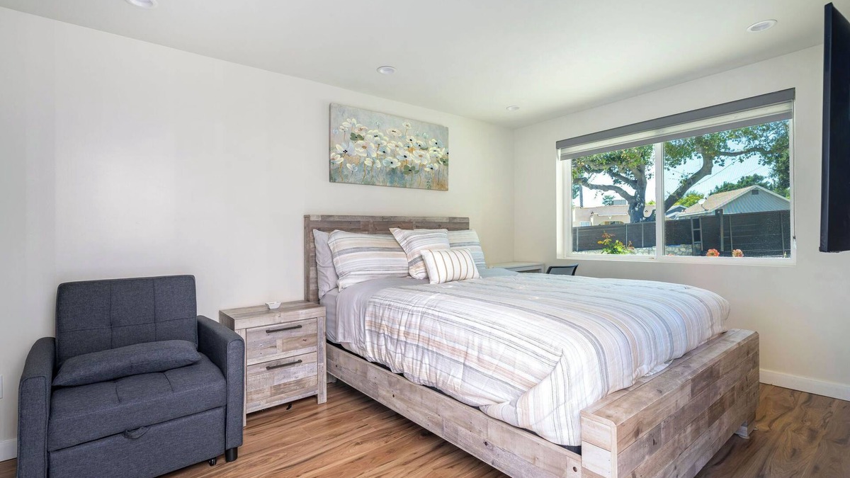 La Crescenta-Montrose House | Charming contemporary master suite in La Crescenta-Montrose