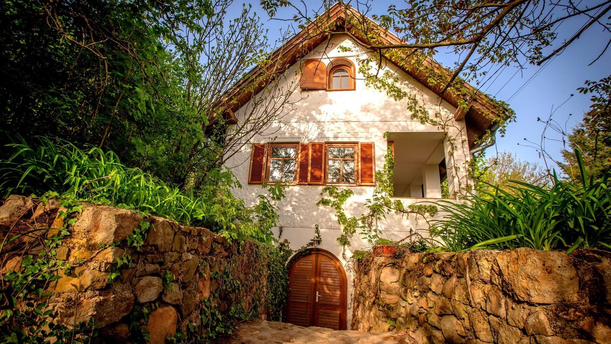 Badacsonytomaj House | Charming vacation home in a lush garden