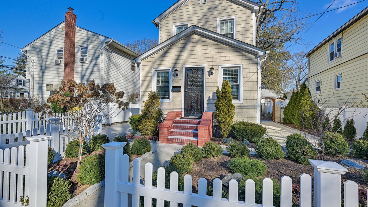 Valley Stream House | Charming Valley Stream Home: 24 Mi to Central Park
