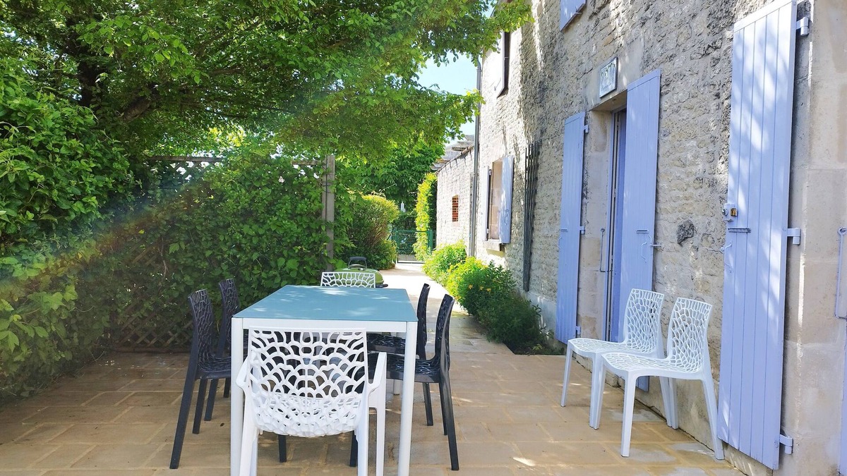 Nalliers House | Charming Vendée cottage - Les GlycinesHeated pool in season!